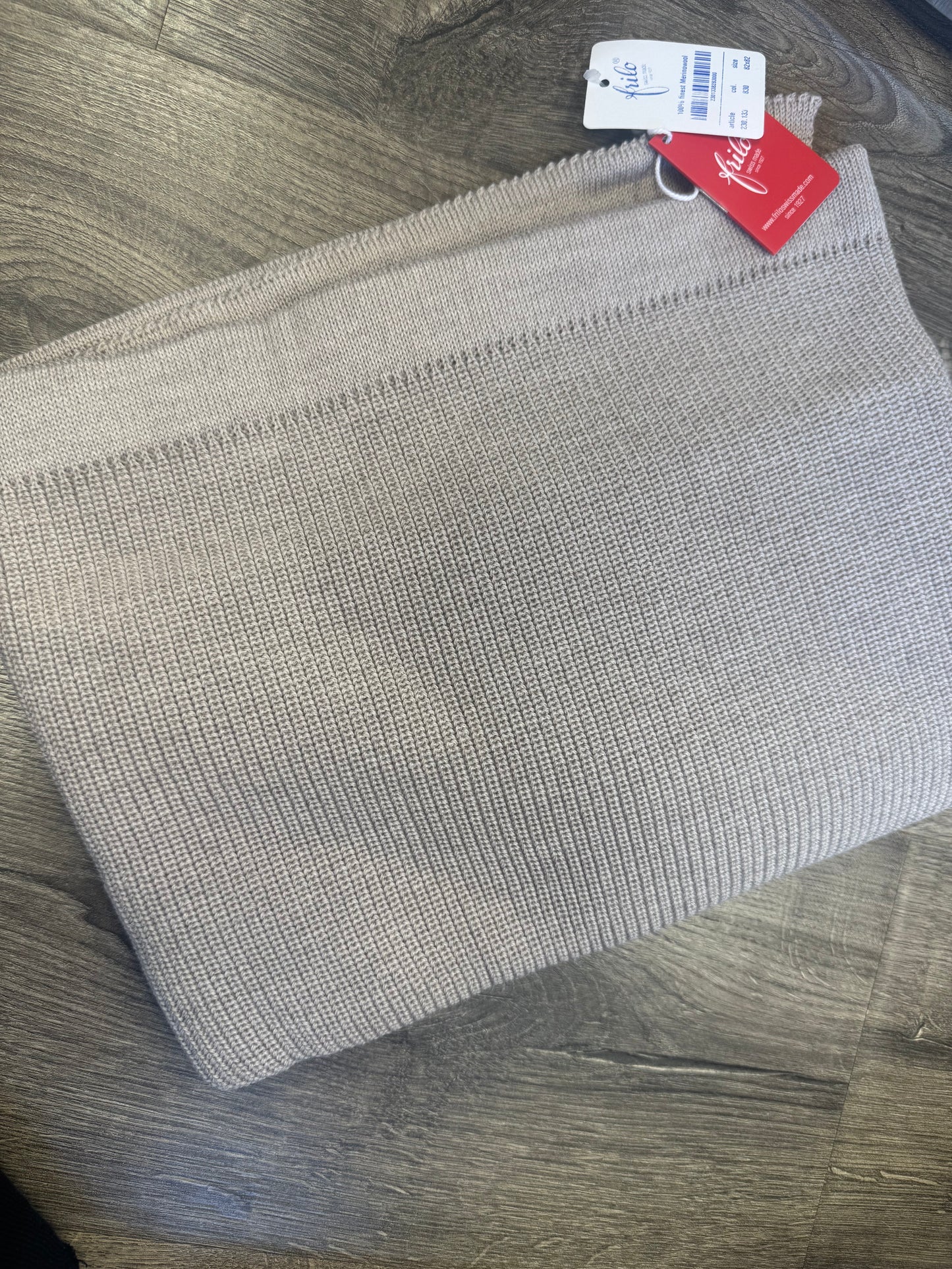 Frilo Taupe knit blanket